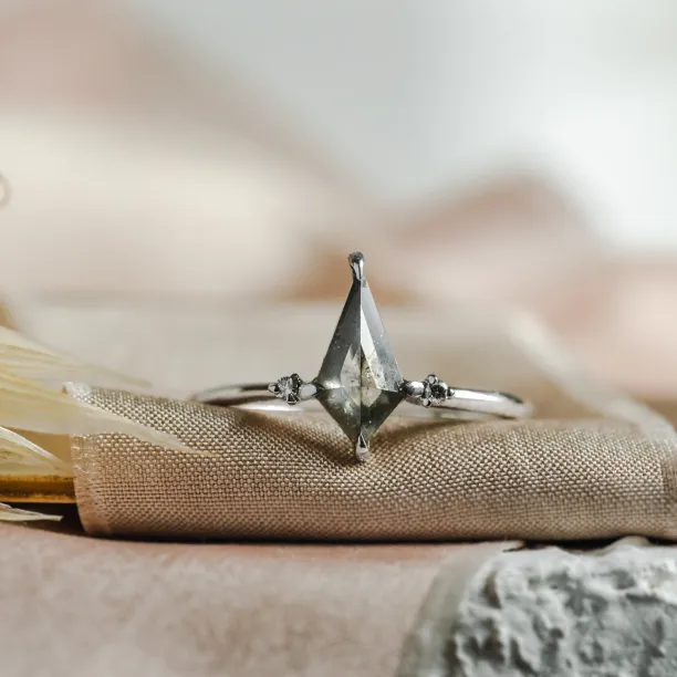 Netradiční zásnubní prsten se salt'n'pepper diamanty VALENTINO Image