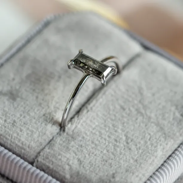 Prsten v art deco stylu se salt'n'pepper diamantem ERMANNO Image