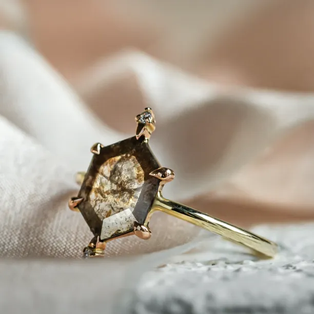 Zlatý prsten s hexagon salt'n'pepper diamantem ACHILLE Image