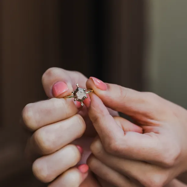 Zlatý prsten s hexagon salt'n'pepper diamantem ACHILLE Image