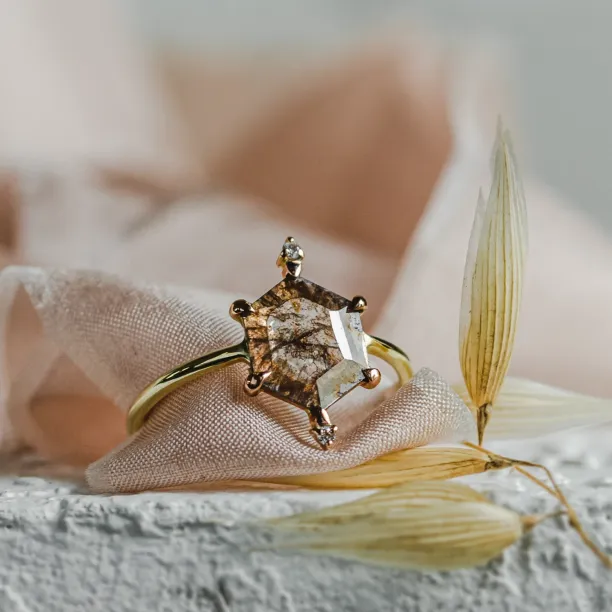 Zlatý prsten s hexagon salt'n'pepper diamantem ACHILLE Image