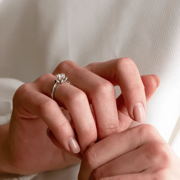 Netradiční zásnubní prsten s lab-grown diamantem RISTO Image