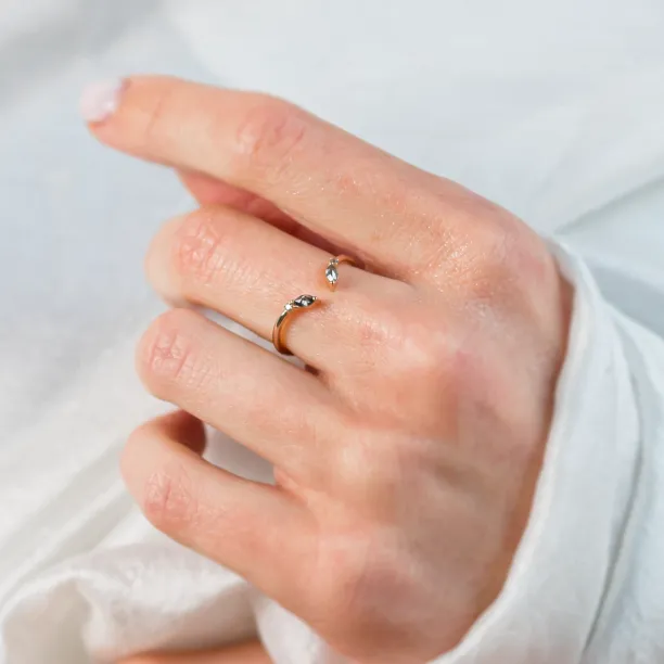 Zlatý otevřený prsten se salt and pepper diamanty ADA Image