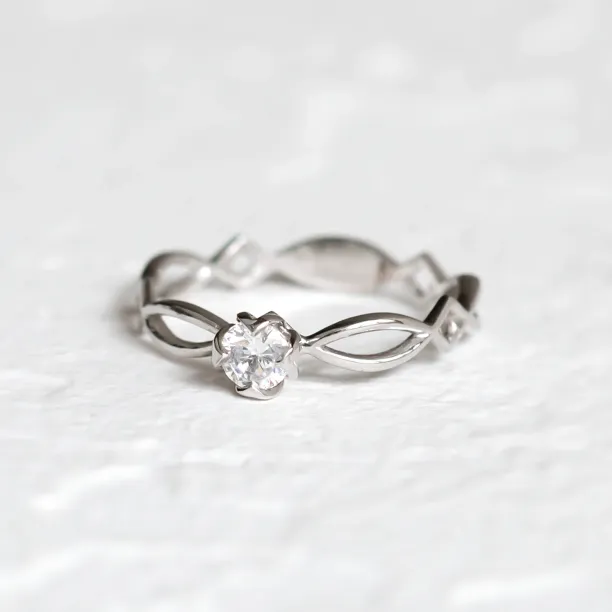 Propletený prsten s lab-grown diamantem QUEENO Image