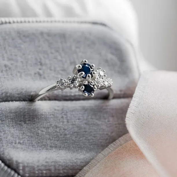 Zlatý cluster prsten se safíry a diamanty NAUTICA Image