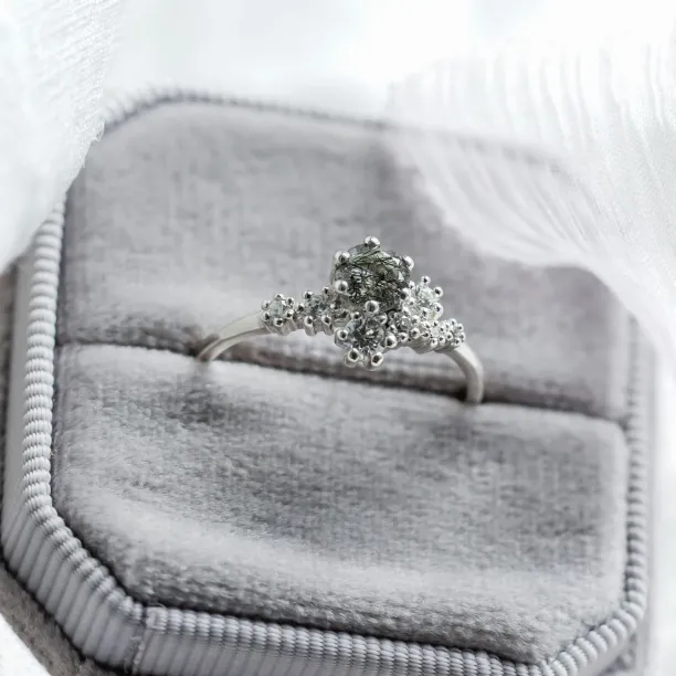 Cluster prsten s rutilovým křišťálem a diamanty SATURN Image