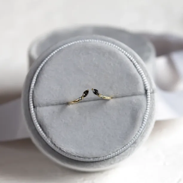 Zlatý otevřený prsten se salt and pepper diamanty ADA Image