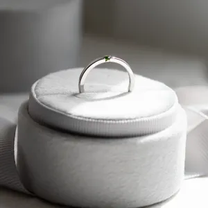 Platinový zásnubní prsten s lab-grown smaragdem LINA Thumbnail