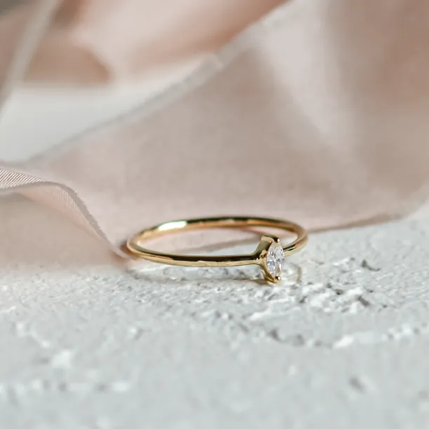 Minimalistický zásnubní prsten s markýz diamantem ANTOINETTA Image