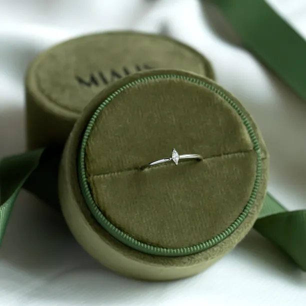 Minimalistický zásnubní prsten s markýz diamantem ANTOINETTA Image