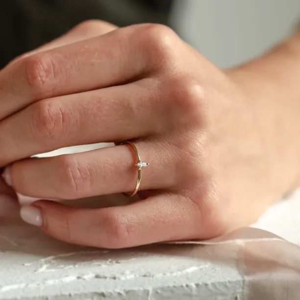 Minimalistický zásnubní prsten s markýz diamantem ANTOINETTA Image