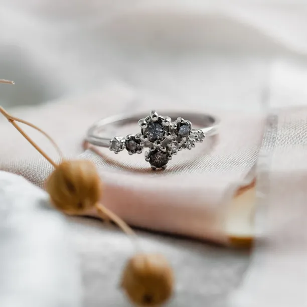 Netradiční cluster prsten se salt'n'pepper diamanty GEMBA Image