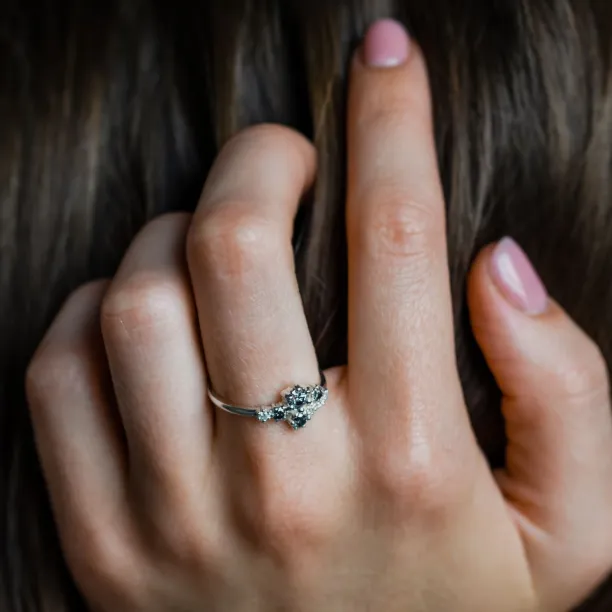 Netradiční cluster prsten se salt'n'pepper diamanty GEMBA Image