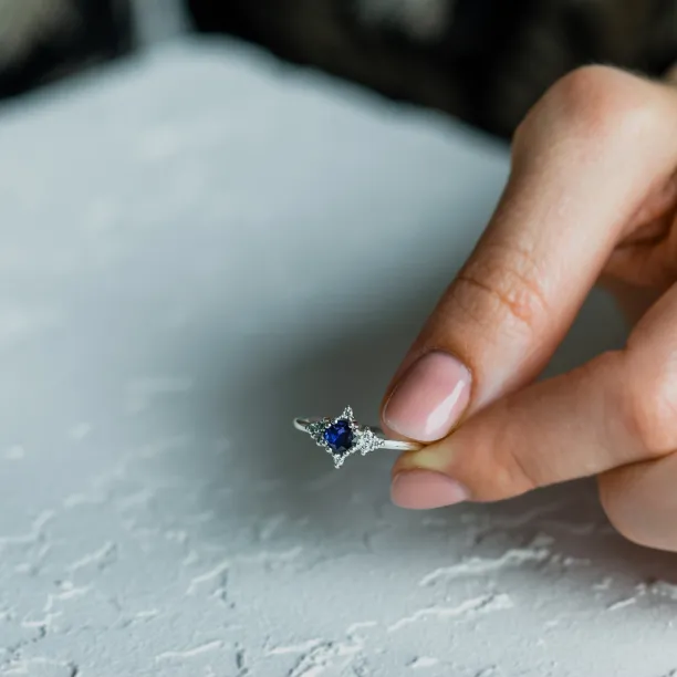 Zlatý prsten s modrým safírem a diamanty ELIZABETH Image