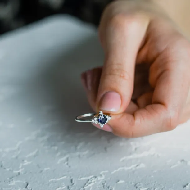 Zlatý prsten s modrým safírem a diamanty ELIZABETH Image