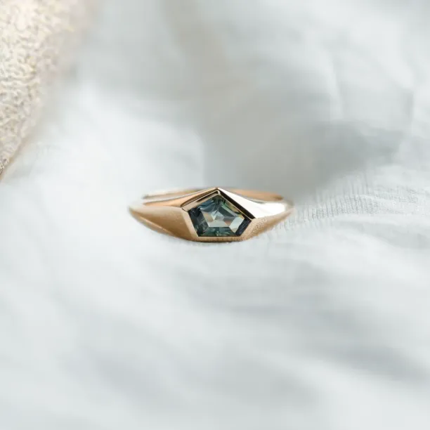 Original gold ring with an asymmetric teal sapphire TAYLOR Image
