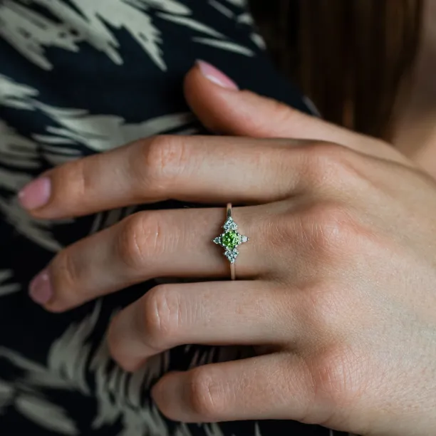 Zlatý prsten s olivínem a diamanty CERIGNOLA Image