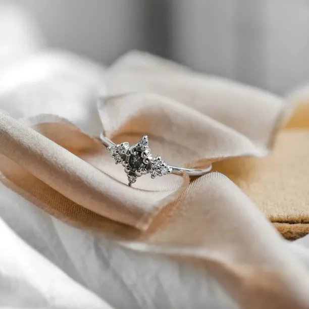 Atypický zlatý prsten se salt'n'pepper diamanty ORION Image