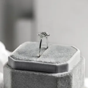 Atypický zlatý prsten se salt'n'pepper diamanty ORION Thumbnail