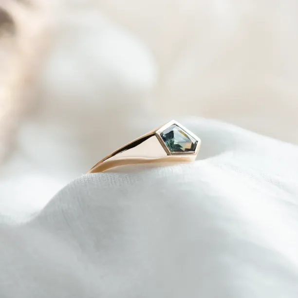 Original gold ring with an asymmetric teal sapphire TAYLOR Image