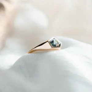Original gold ring with an asymmetric teal sapphire TAYLOR Thumbnail