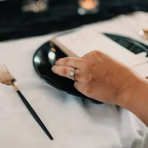 Vykrojený snubní prsten se salt'n'pepper diamanty ENZO Thumbnail