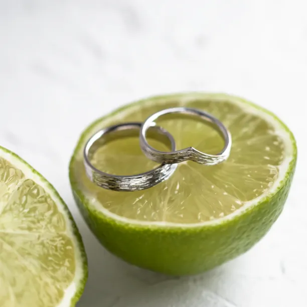 Zlaté snubní prsteny s přírodním povrchem SIENA Image