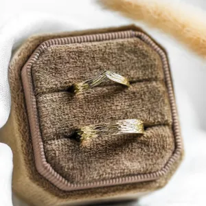 Zlaté snubní prsteny s přírodním povrchem SIENA Thumbnail