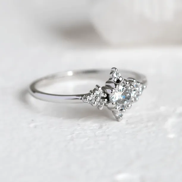 Romantic engagement ring with diamonds POMPADOUR Image