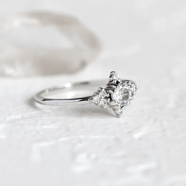 Romantic engagement ring with diamonds POMPADOUR Image