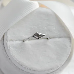 Netradiční prsten se salt'n'pepper diamantem ARROW Thumbnail