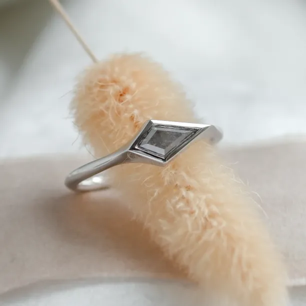 Netradiční prsten se salt'n'pepper diamantem ARROW Image