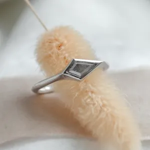 Netradiční prsten se salt'n'pepper diamantem ARROW Thumbnail