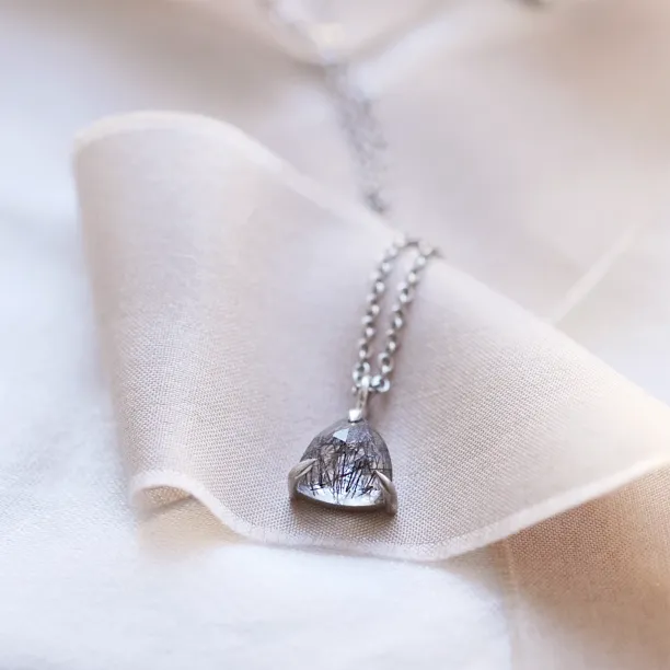 Minimalistický náhrdelník s rutilovým křišťálem TRIANGLE Image