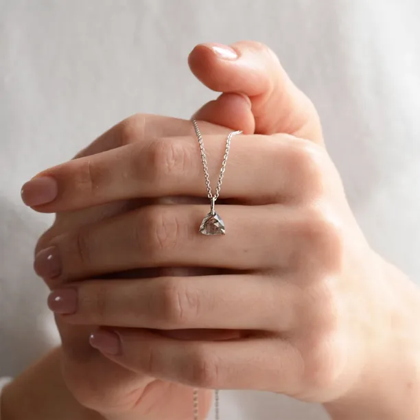 Minimalistický náhrdelník s rutilovým křišťálem TRIANGLE Image