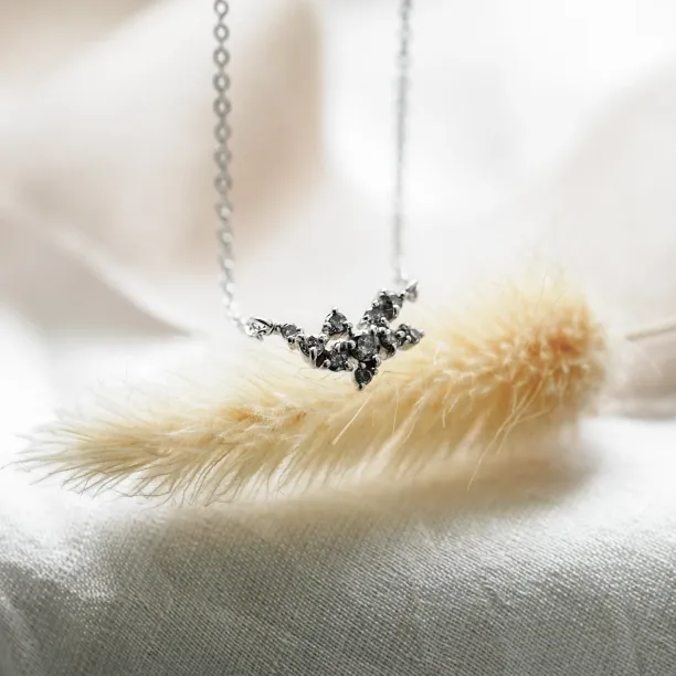 Zlatý cluster náhrdelník se salt'n'pepper diamanty CLARISA  Image