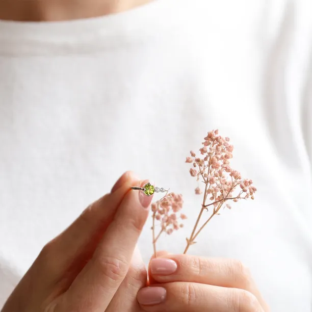 Zlatý prsten s olivínem a diamanty OLIVIA Image