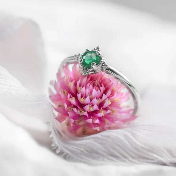 Zlatý prsten se smaragdem a diamanty EMA Image