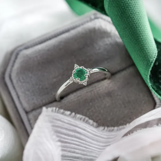 Zlatý prsten se smaragdem a diamanty EMA Image
