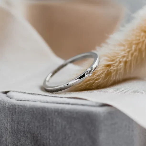 Minimalistický zásnubní prsten s diamantem HAIM Image