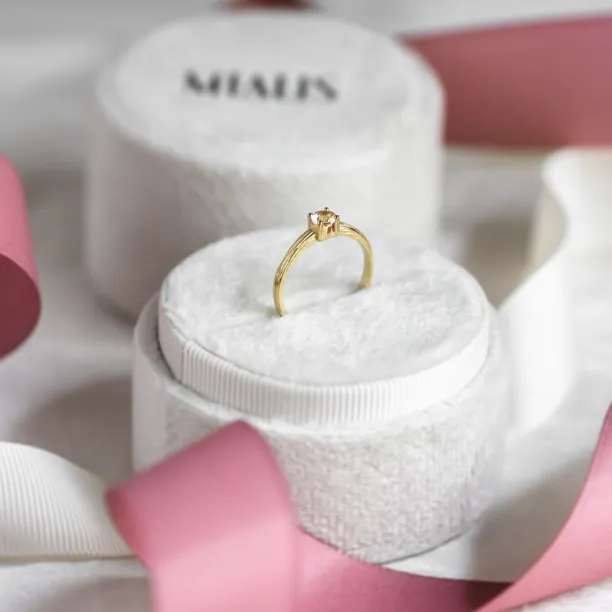 Unusual engagement ring with morganite MORGI Image