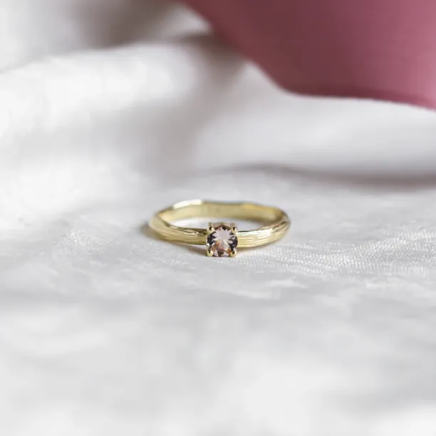 Unusual engagement ring with morganite MORGI Image