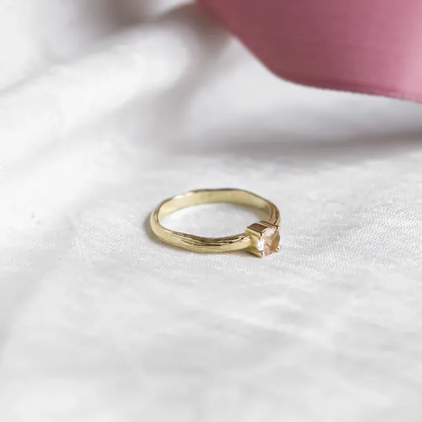 Unusual engagement ring with morganite MORGI Image