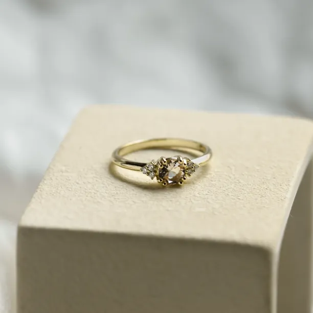 Romantický zásnubní prsten s morganitem a diamanty MONYX Image