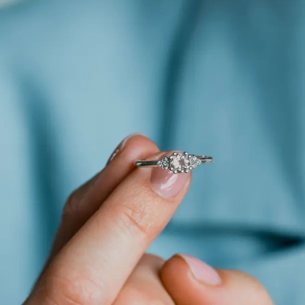 Romantický zásnubní prsten s morganitem a diamanty MONYX Image