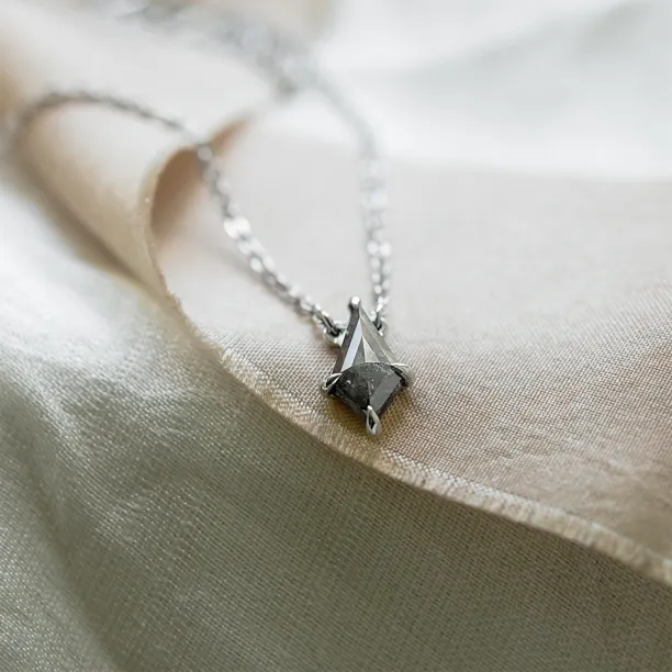 Zlatý náhrdelník se salt and pepper diamantem MELBOURNE Image