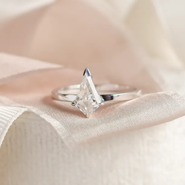 Originální zásnubní prsten s kite moissanitem DOMITIA Image