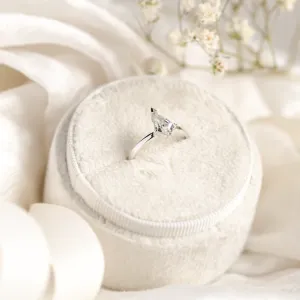 Originální zásnubní prsten s kite moissanitem DOMITIA Thumbnail