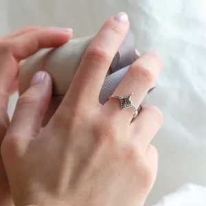 Netradiční zásnubní prsten se salt and pepper diamanty FRECCIA Thumbnail