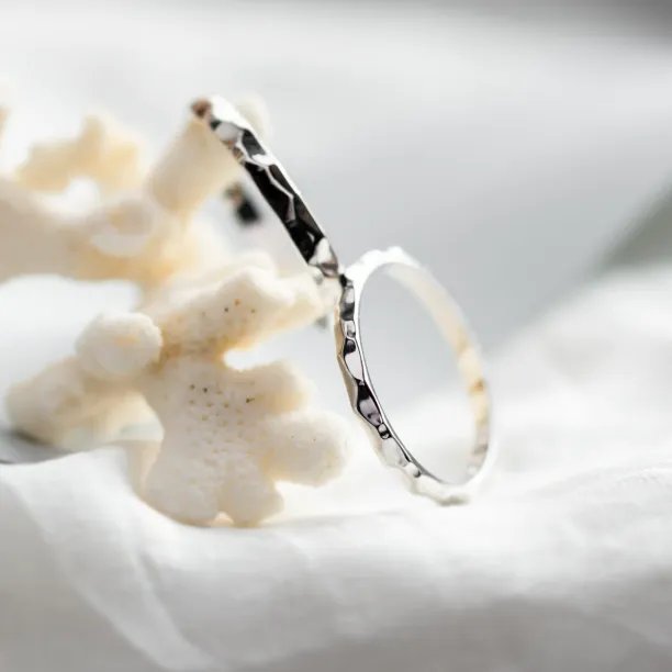 Netradiční snubní prsteny s lesklým povrchem ESTELA Image